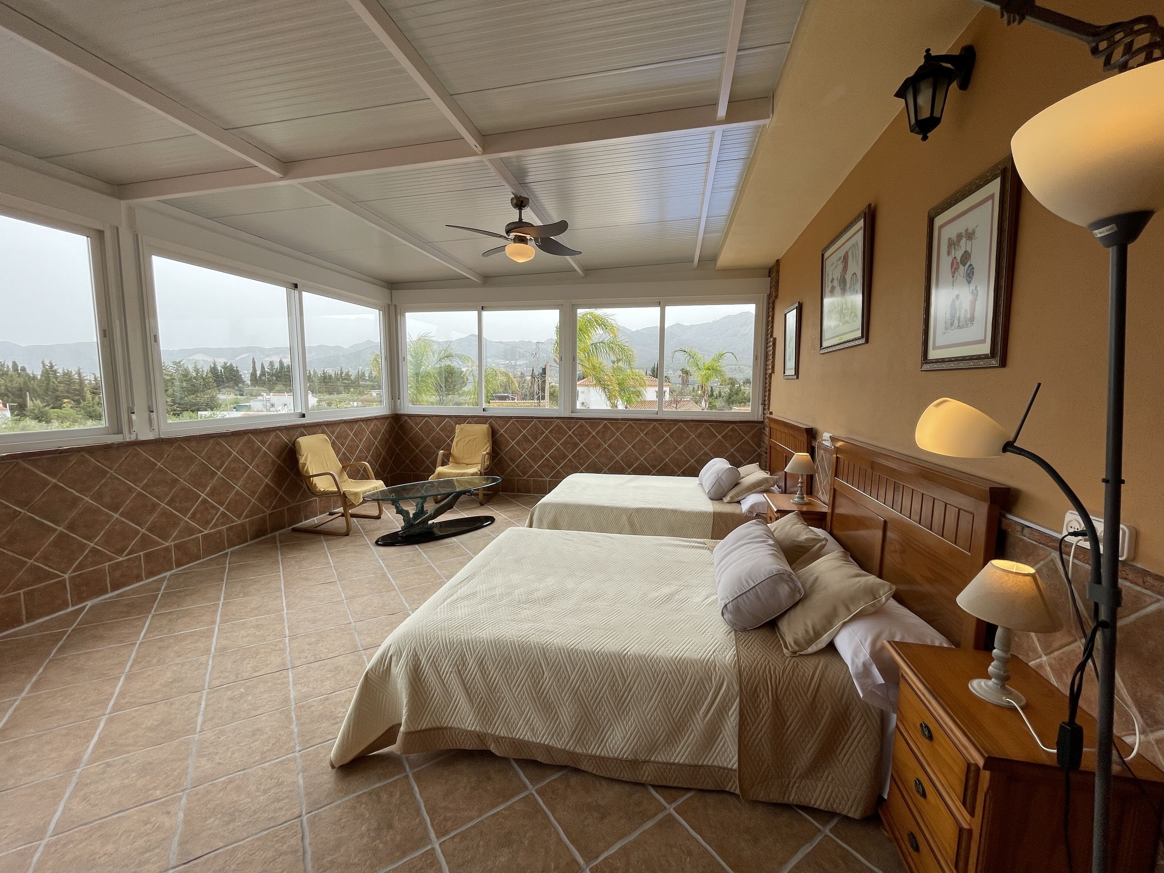 5 makuuhuonetta, työpöytä, silitysrauta/-lauta, vauvan matkasänky