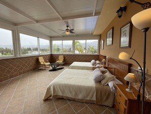 5 間睡房、書桌、熨斗/熨衫板、可攜式嬰兒床