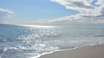 Vlak bij het strand, ligstoelen, strandlakens