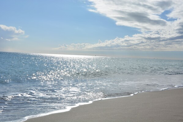 在海灘附近、躺椅、沙灘巾