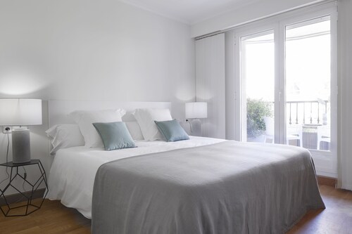 Playa de Ondarreta 2 by FeelFree Rentals