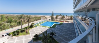 Ocean view condo located steps from the beach. Modern decoration! ONLY FAMILIES