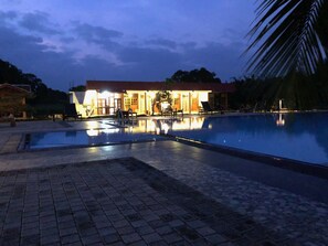 Kolam renang outdoor