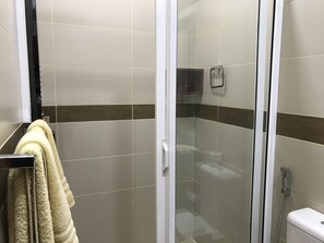 Deluxe tweepersoonskamer, 1 tweepersoonsbed, balkon, uitzicht op zwembad | Badkamer met douche