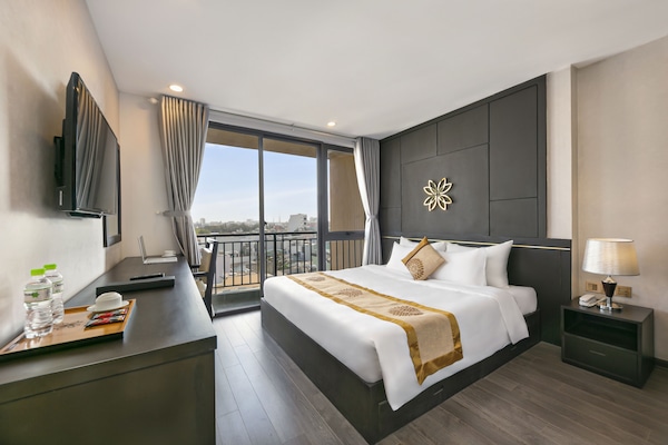 Minibar, caja de seguridad en la habitación y escritorio