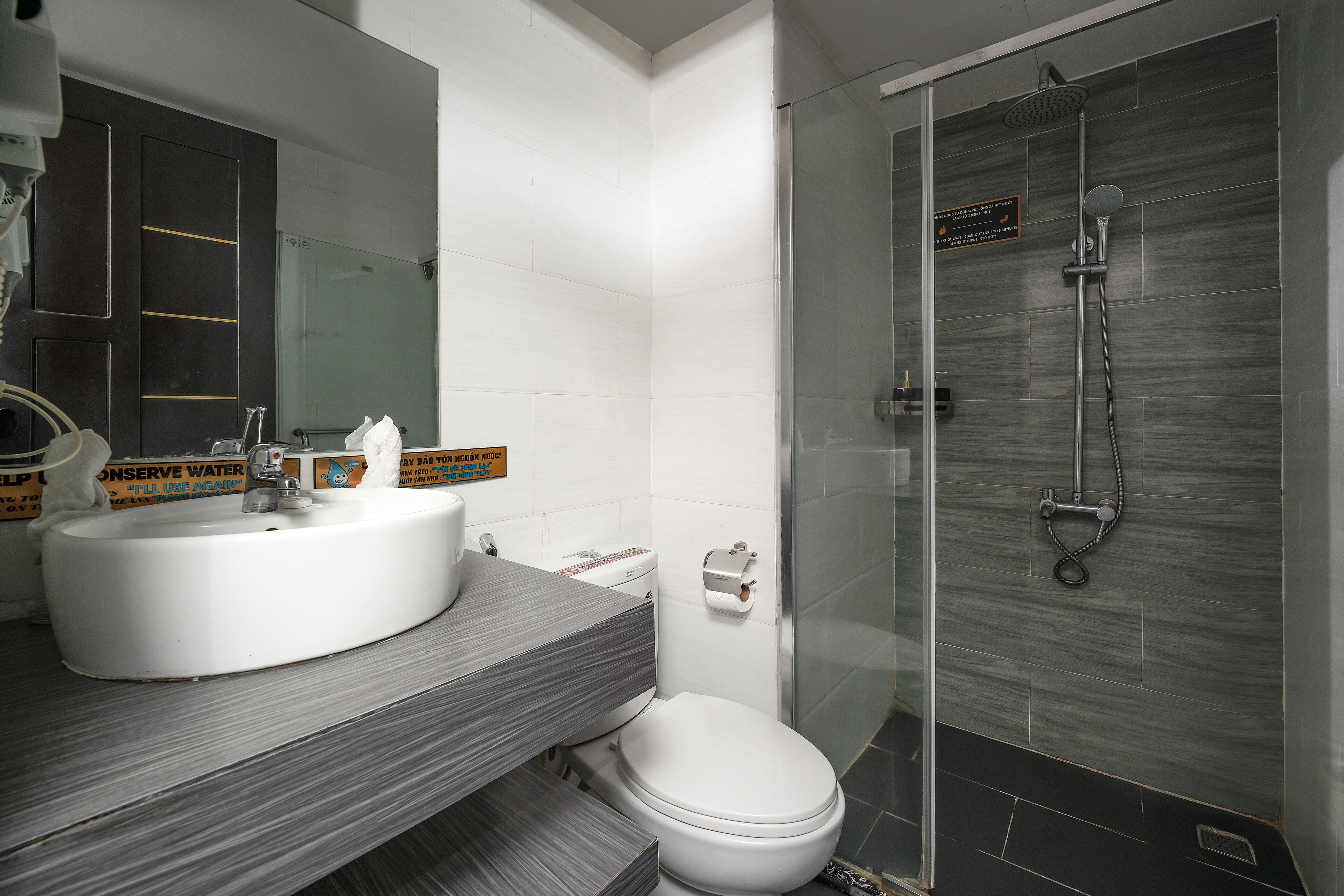 standard king room | bathroom | free toiletries, hair dryer, slippers, bidet