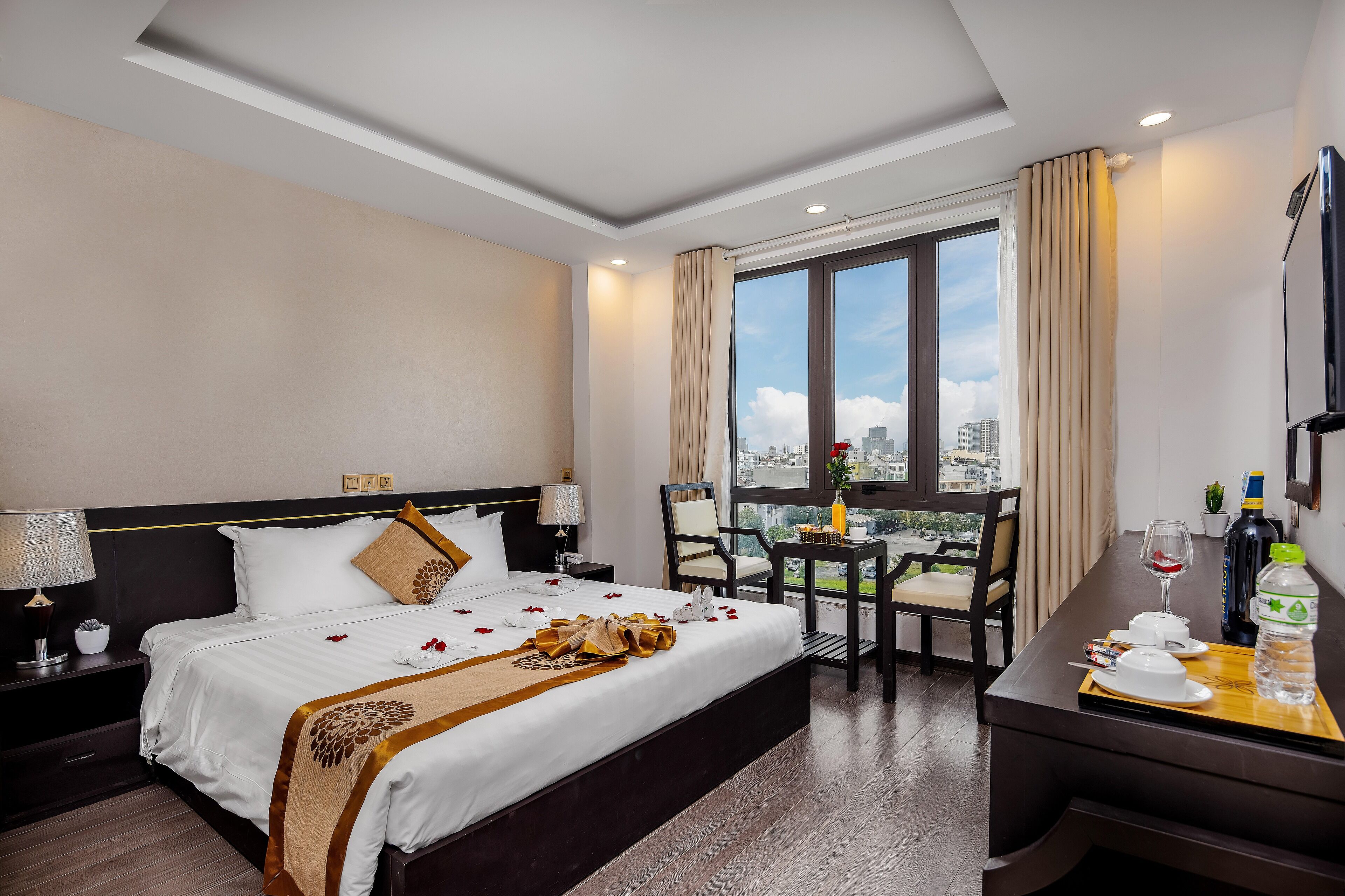 superior double room, 1 king bed, garden view | minibar, in-room safe, desk, soundproofing