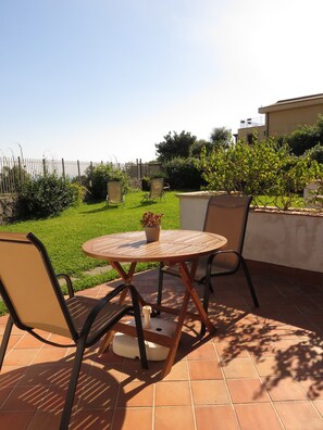 Outdoor dining - Studio with private terrace, sea view pool and wifi (S.Tecla)