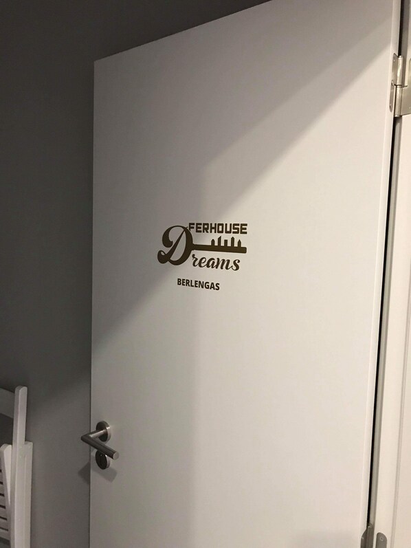 Una porta con un logo che recita 'FERHOUSE Dreams BERLANGAS'.