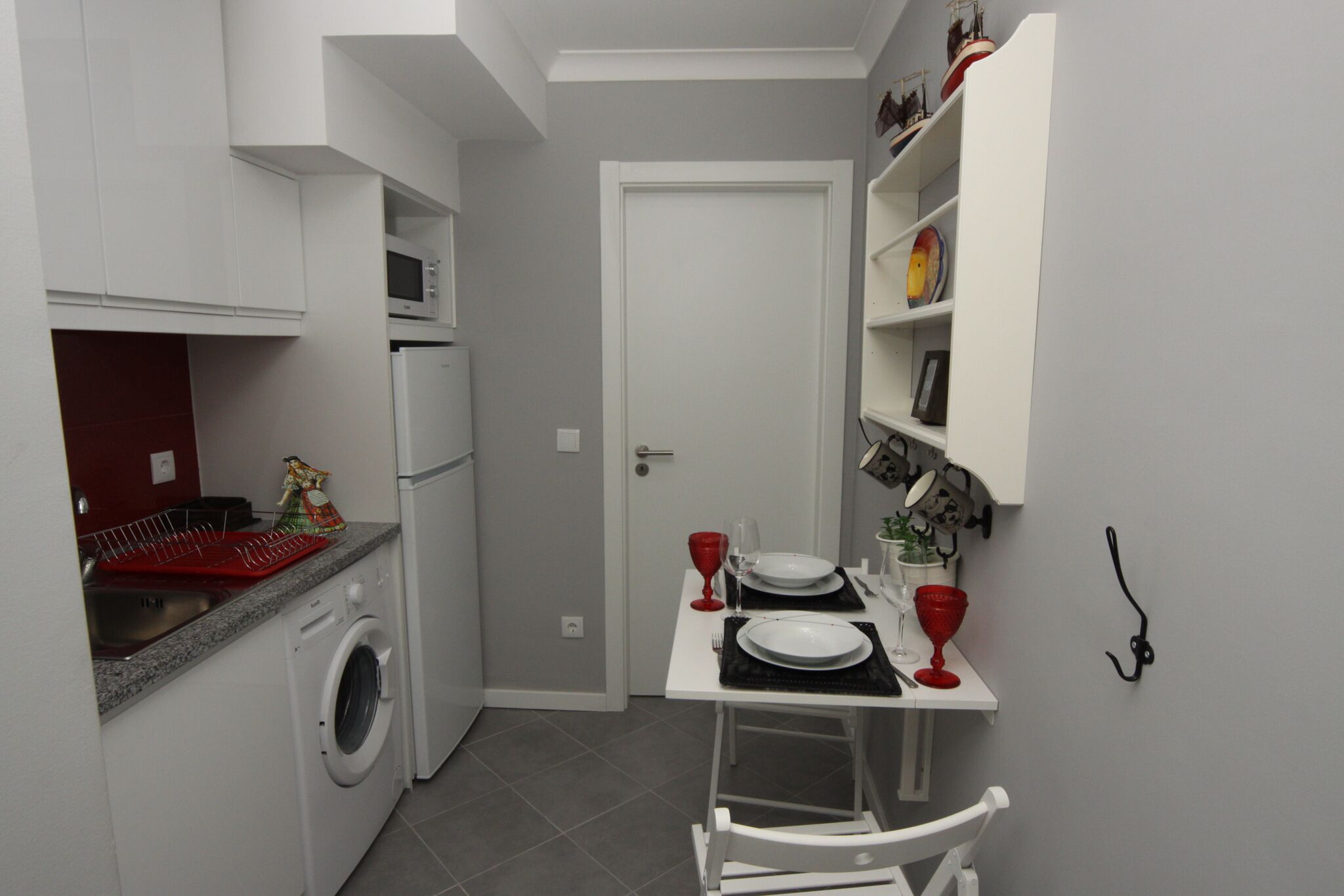 Kühlschrank, Mikrowelle, Herdplatte, Wasserkocher mit Kaffee-/Teezubehör