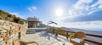 Sunny house with a great sea view and a swimming pool