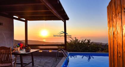 Casa soleada con una gran vista al mar y una piscina