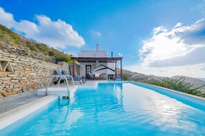Piscina externa, espreguiçadeiras
