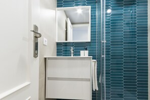 Bañera, secador de pelo y toallas
