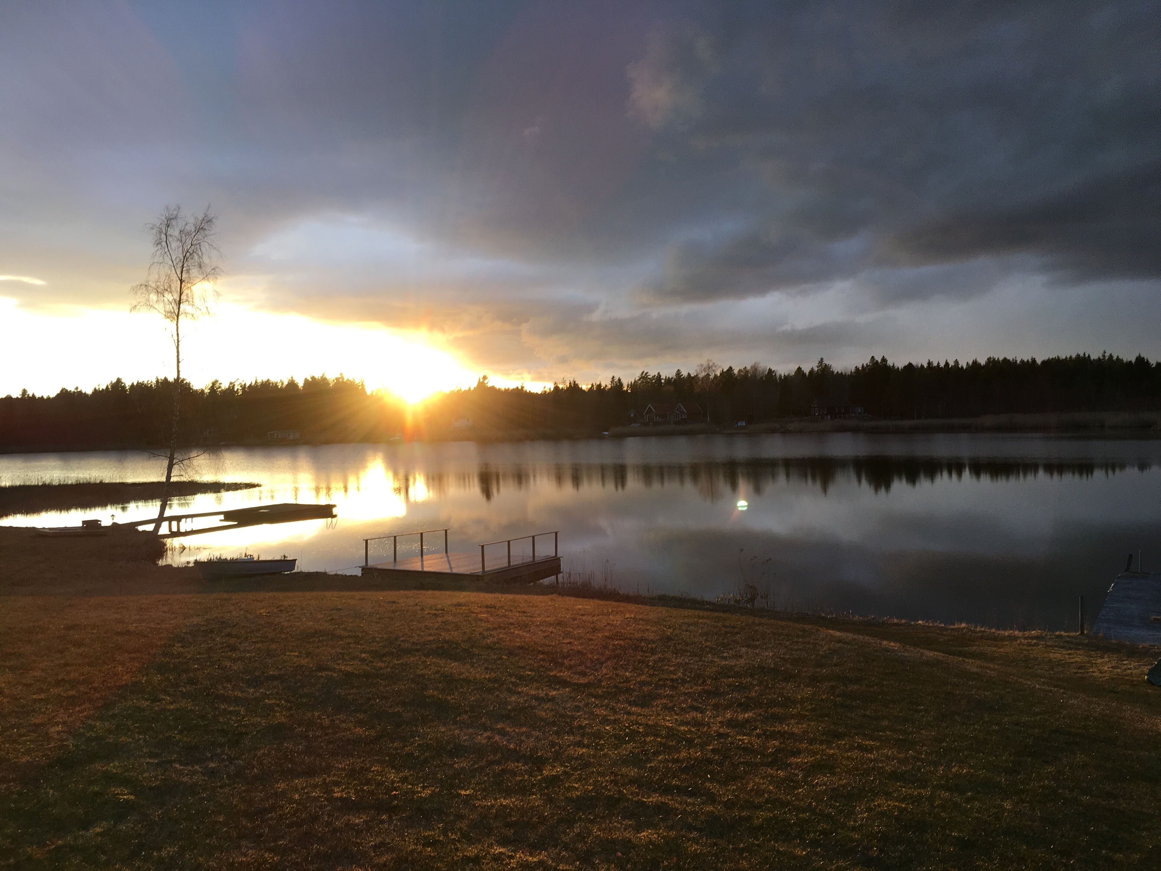 Nära stranden och solstolar