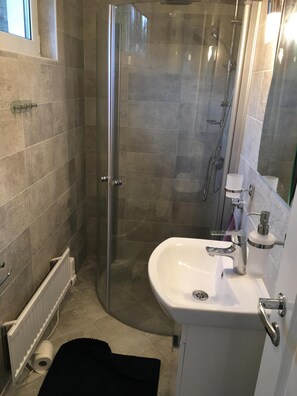Combined shower/tub