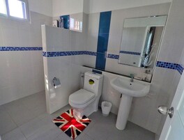 Shower, free toiletries, towels