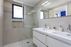 Bathtub, hair dryer, towels - Beautiful condo in a gated and family complex close to the beach. Pool / Wifi / Gym / BBQ - only families (Playa de Gandía)