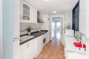 Frigorífico, microondas, horno y lavavajillas