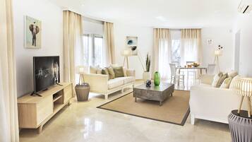 Smart-tv, een open haard, een dvd-speler en een filmbibliotheek