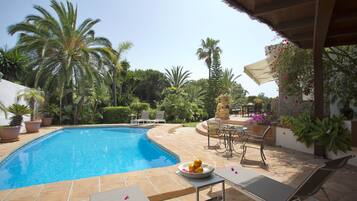 Een verwarmd zwembad