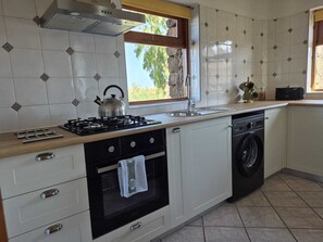 Een koelkast, een microgolfoven, een oven, een kookplaat