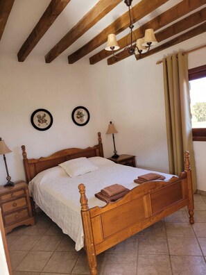3 bedrooms, in-room safe, iron/ironing board, travel cot - ECO Friendly Volcanic Rock Villa with Private Pool (6.7m x 4.6m) WiFi. Sea View. (Villa Verde)