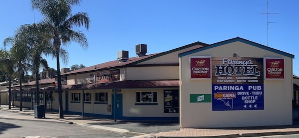 A building with a sign for Paringa Hotel, including amenities like a front bar, accommodation, beer garden, bistro, and gaming. - Paringa Hotel Motel (Paringa)