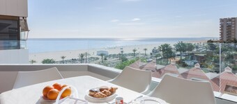 Family Getaway To The Beach! Luxurious Seanfront Retreat.