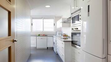 Een koelkast, een magnetron, een oven, een vaatwasser