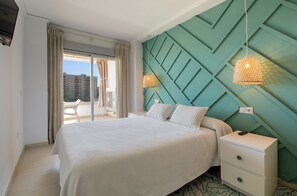 4 chambres, coffres-forts dans les chambres, fer et planche à repasser