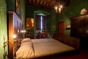 3 habitaciones, tabla de planchar con plancha, wifi y ropa de cama 