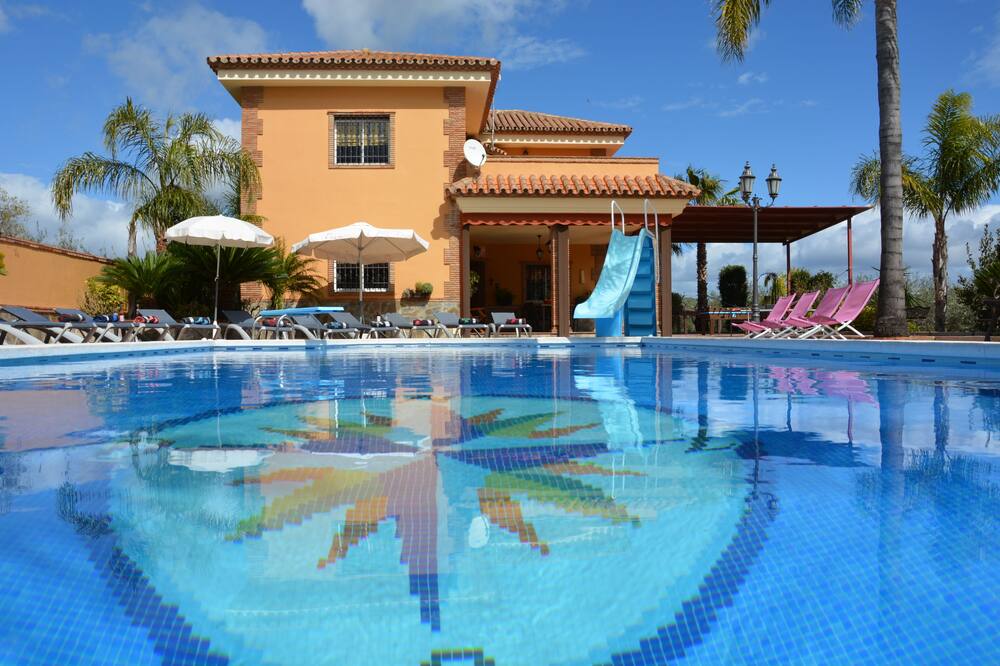 Villa with private heated pool garden, free wifi, up to 12 person