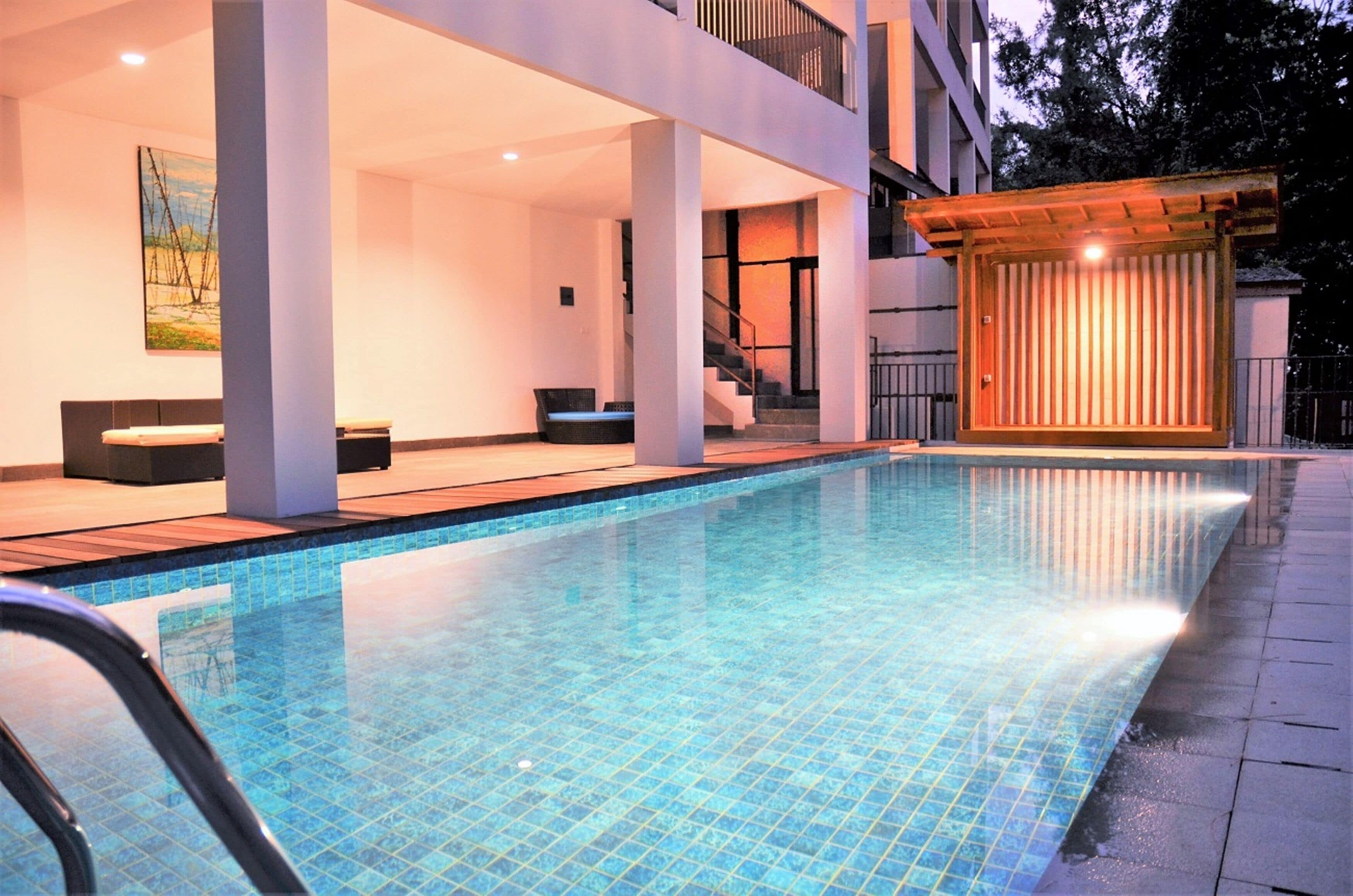 Una piscina al aire libre