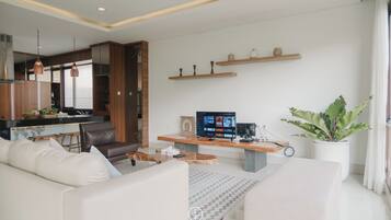 Biệt thự dành cho gia đình, 6 phòng ngủ | Khu phòng khách | TV 32-inch có truyền hình kỹ thuật số, đầu đĩa DVD