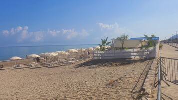 Beach nearby, sun loungers, beach towels