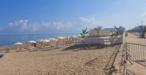 Nära stranden, solstolar och strandhanddukar