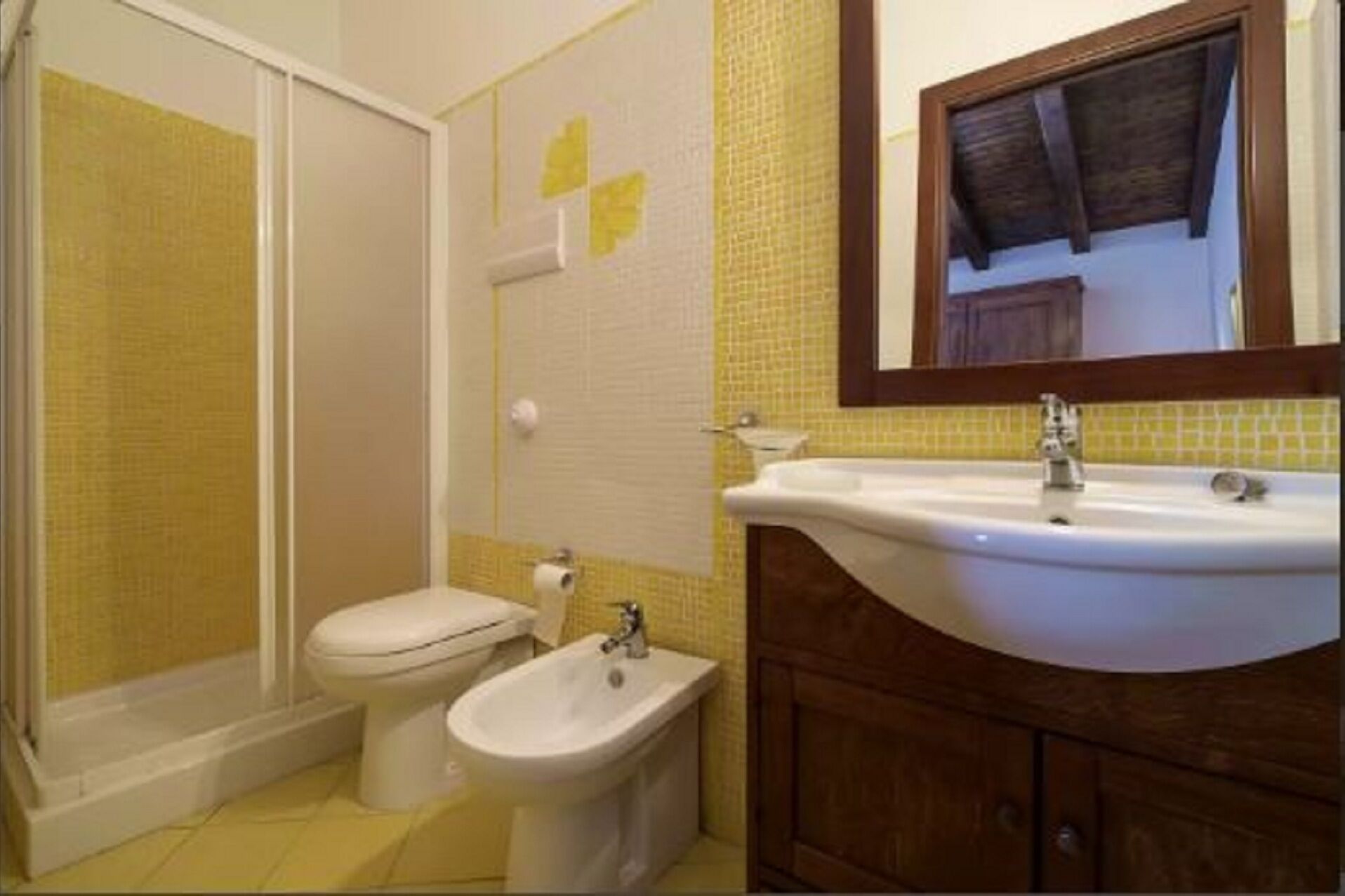 Un baño con ducha, inodoro, lavabo y bidé.