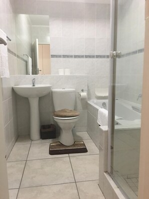 Separate bathtub and shower, free toiletries, towels