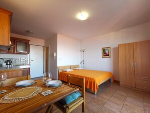 1 chambre, fer et planche à repasser, accès Internet, draps fournis