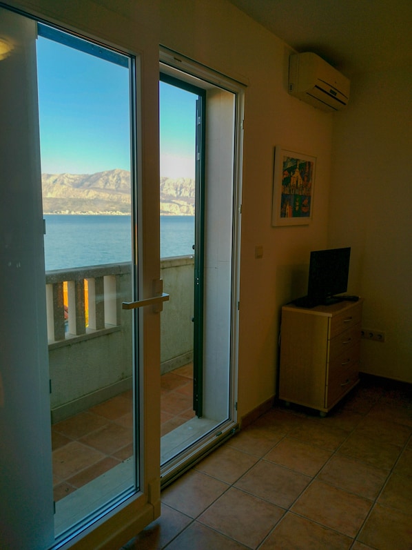 Interior - Modern studio with balcony views across the glistening Adriatic (Postira)