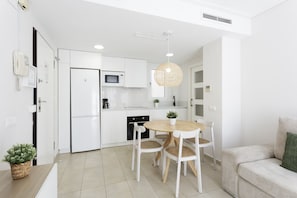 Fridge, microwave, oven, dishwasher - Apartment with kitchen office. Modern decoration Next to the port. Wifi - only families (Playa de Gandía)