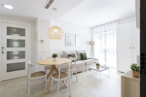 Apartment mit Büro-Küche. Moderne Einrichtung. Neben dem Hafen. WLAN – Reserviert für Familien.