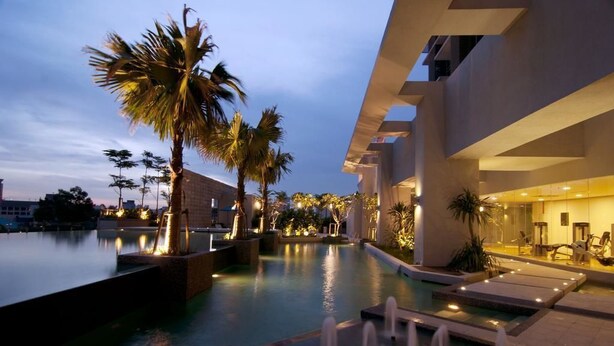 Outdoor pool - Wales Swiss Garden Residence (Kuala Lumpur)