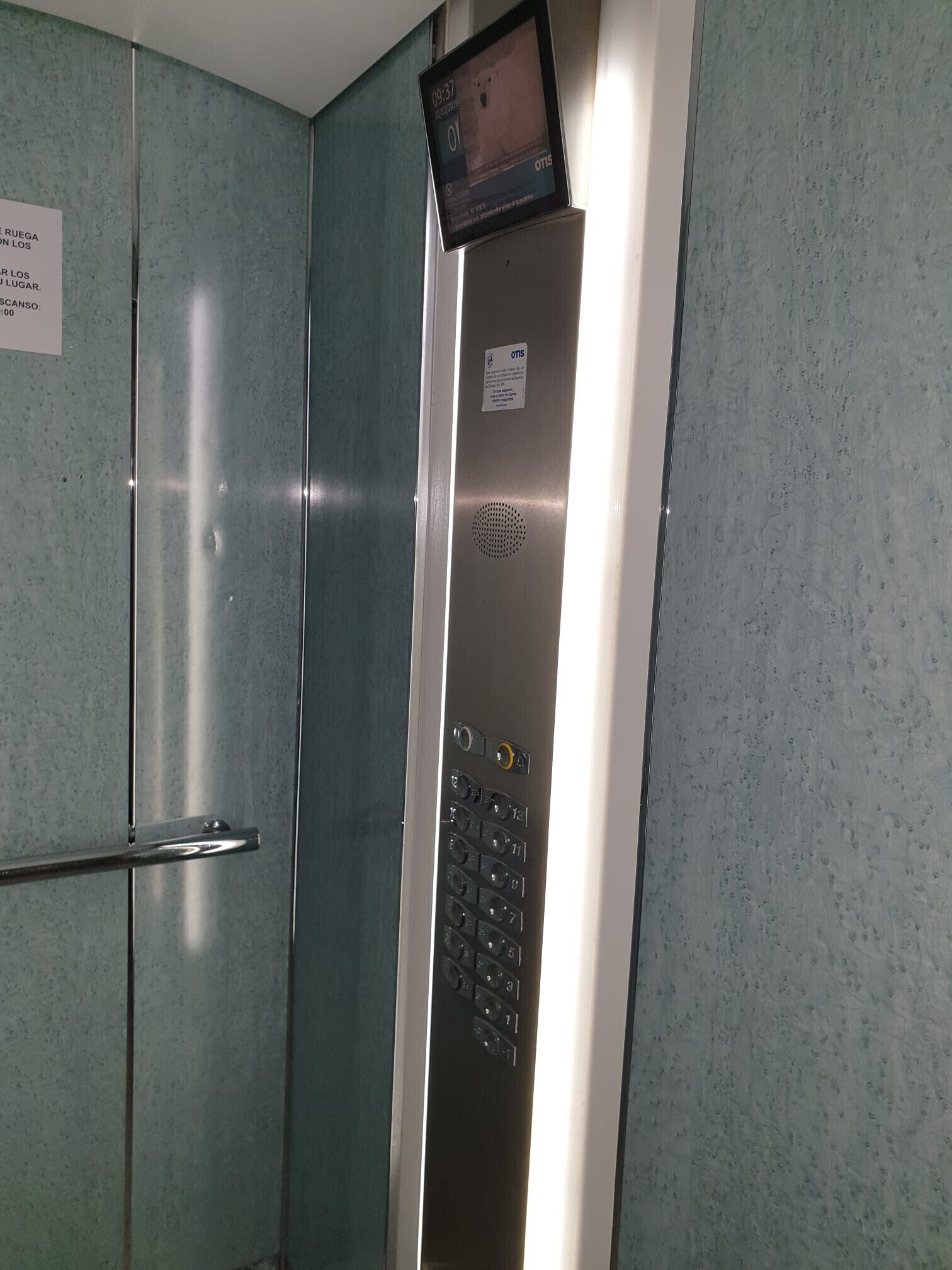 Ein Aufzug mit digitalem Display, Tastatur und einem Schild, das den Standort des Aufzugs angibt.