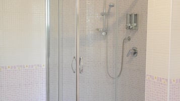 Ducha, secador de pelo, bidé y toallas