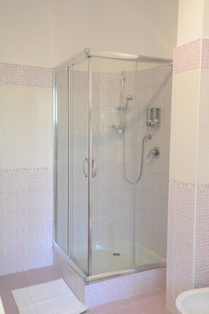 Shower, hair dryer, bidet, towels - At Casa di Rosa, your home a stone's throw from San Pietro ... (Roma)