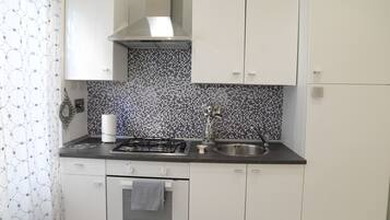 KĂŒhlschrank, Mikrowelle, Ofen, Herdplatte