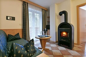 Fernseher, Kamin, Videospiele, Tischfußball