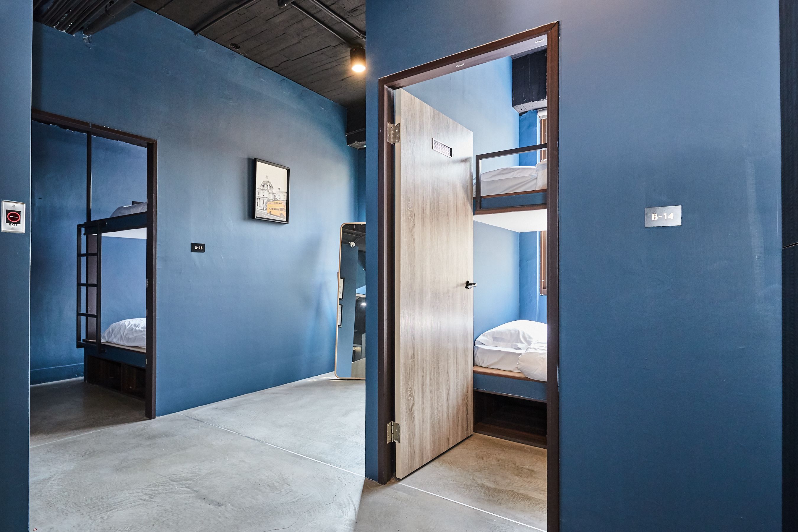 Economy Quadruple Room, 1 Bedroom, Shared Bathroom | Gebar bulu kapas, katil Select Comfort, bar mini percuma 